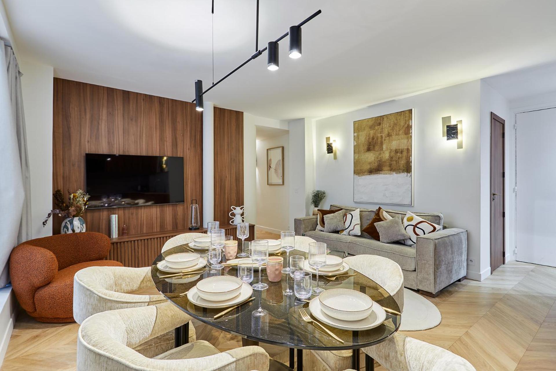 2 Center Of By Prestige * Parijs