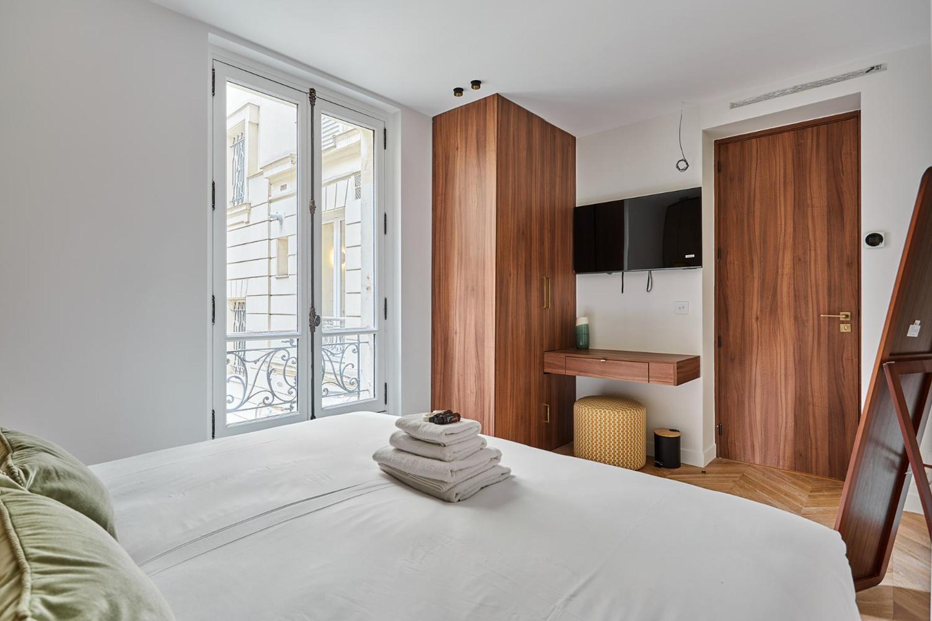 2 Center Of By Prestige Parijs